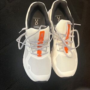 On cloudrunner men’s shoes never worn